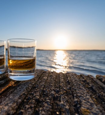 Gün batımında İskoç viskisi içmek deniz, okyanus veya nehir manzaralı, İskoçya, İngiltere 'de özel viski imalathanesi turları