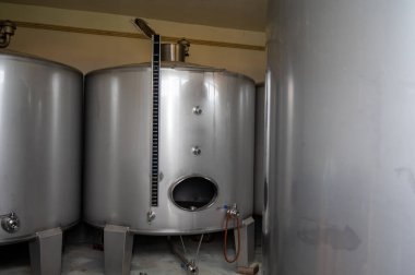 Portekiz 'deki Douro Vadisi' nde şarap üretimi, çelik variller, kırmızı, beyaz ve porto şarabı üretimi.