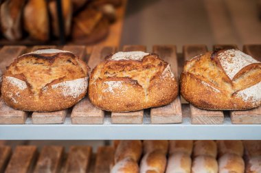 Fırında taze ekmek ve çöreklerle Fransız pastanesi kapanıyor.