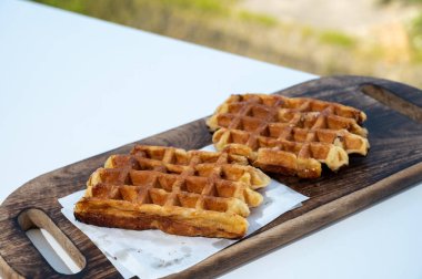 Belçika şekerli waffle 'lar açık kafe terasında servis edilir.