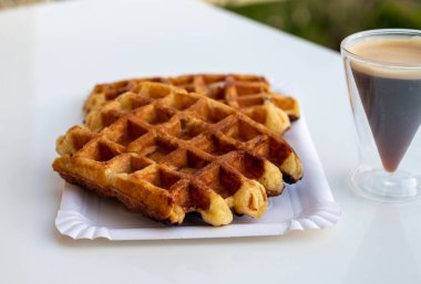 Brüksel 'den gelen Belçika şekerli waffle' lar ve sade kahve servis ediliyor.