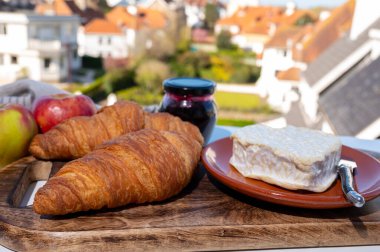 Normandiya, Camembert ve Neufchatel 'den taze kruvasan ve peynirli Fransız kahvaltısı güzel Fransız köy manzaralı.