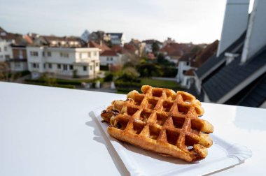 Belçika 'nın güzel köyü De Haan' da Belçika şekerli waffle 'lar servis edilir.
