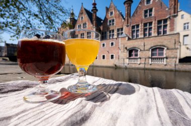Belçika birasının açık kafe ya da meyhanedeki tadıyla güneşli bir günde Brüksel, Belçika 'daki ortaçağ evleri ve kanalları gezilecek.