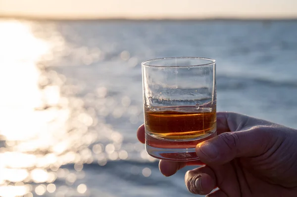 Beber Uísque Escocês Malte Único Pôr Sol Com Vista Mar — Fotografia de Stock