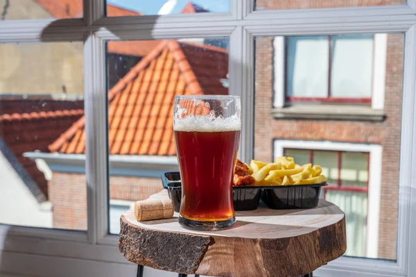 Donker Bier Drinken Met Gebakken Kabeljauwvisfilet Friet Zonnige Dag Met — Stockfoto