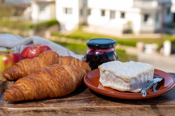 Petit Déjeuner Français Avec Croissants Frais Fromages Normandie Camembert Neufchatel — Photo