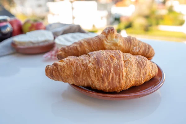 Desayuno Francés Con Cruasanes Recién Horneados Quesos Normandía Camembert Neufchatel — Foto de Stock