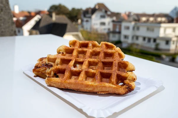 Belgijskie Gofry Cukrowe Serwowane Świeżym Powietrzu Pięknej Belgijskiej Wiosce Haan — Zdjęcie stockowe