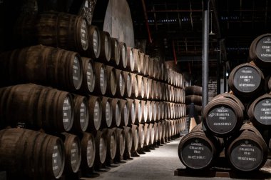 Portekiz 'in kuzeyindeki Vila Nova de Gaia' da güçlendirilmiş yakut ya da tawny porto şarabının yavaş yaşlanması için meşe ağacı fıçılarıyla dolu eski bir porto kulübesi.