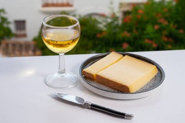 Peynir koleksiyonu, Fransisken-Comte bölgesinde kabuklu inek sütünden yapılan sert Fransız peyniri kontu, yakın mesafeden beyaz şarapla servis ediliyor.