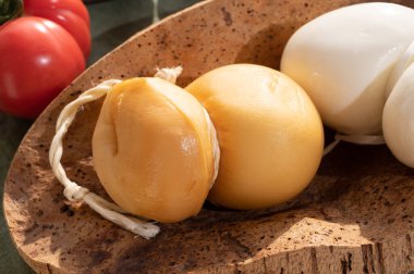 Peynir koleksiyonu, beyaz ve tütsülenmiş İtalyan peyniri scamorza Güney İtalya 'da inek sütünden yapılır.