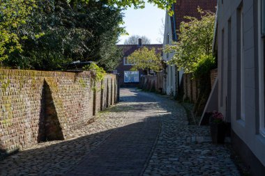 Hollanda, Walcheren, Zeeland 'de küçük tarihi bir kasaba olan Veere' deki eski ortaçağ evlerinin şehir manzarası
