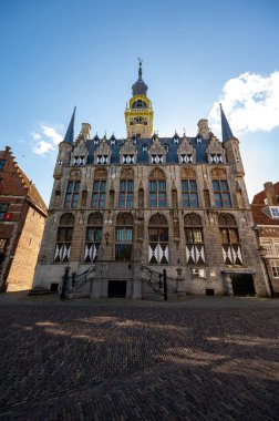 Hollanda, Walcheren, Zeeland 'de küçük tarihi bir kasaba olan Veere' deki eski ortaçağ evlerinin şehir manzarası