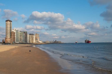 Rıhtım, kum tepeleri ve Vlissingen şehri, güneşli günbatımında kumlu plaj, Zeeland, Hollanda