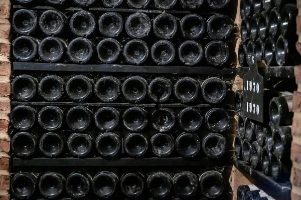 ポルトガルの北 ポルトガルのヴィラ ノヴァ ガイアの古いセラーで ヴィンテージの強化ルビーまたはタウニー ポルトワインのボトル — ストック写真