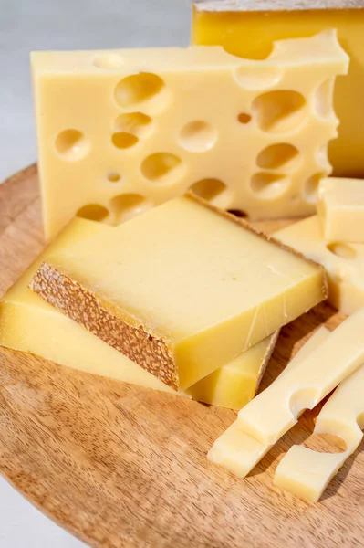 Coleção Queijos Queijo Francês Duro Comte Emmentaler Com Buracos Redondos — Fotografia de Stock