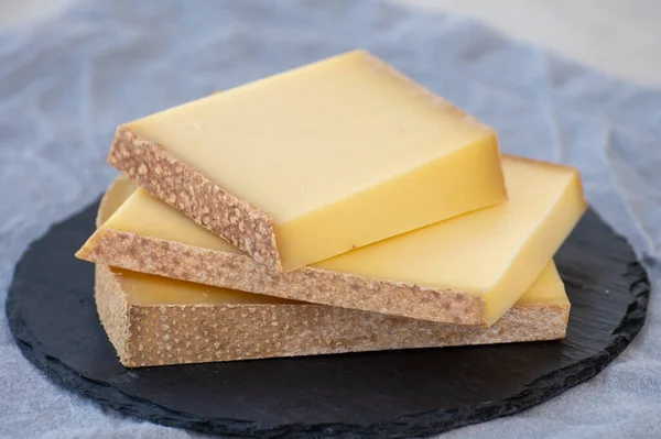 法国弗伦奇 孔德地区的奶酪系列 用牛乳和皮制成的硬法国奶酪伯爵 — 图库照片
