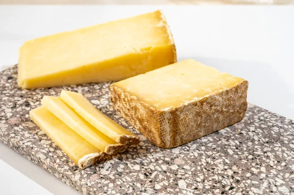 Συλλογή Τυριών Σκληρό Γαλλικό Τυρί Παλιό Καντάλ Φερμιέ Κατασκευασμένο Από — Φωτογραφία Αρχείου