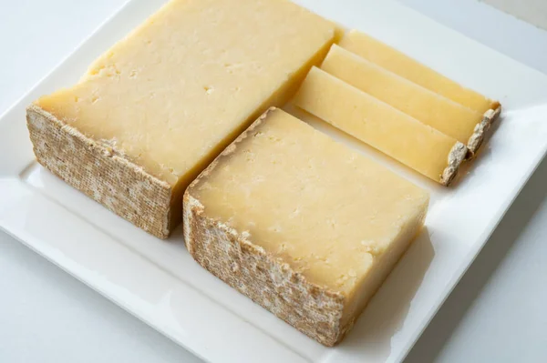 チーズコレクション ハードフランスのチーズ古い運河の農家は 生の牛のミルクで作られています — ストック写真