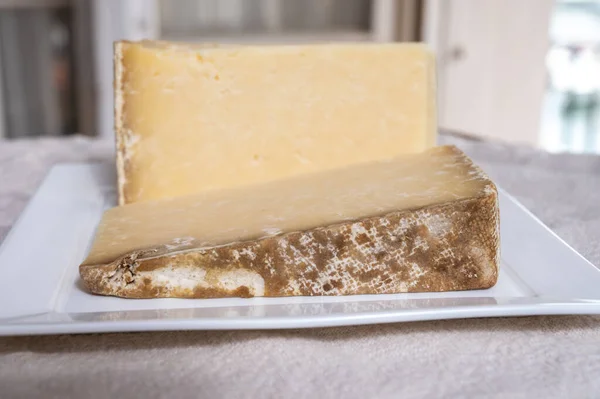 Colección Quesos Queso Francés Duro Viejo Fermier Cantal Hecho Leche —  Fotos de Stock