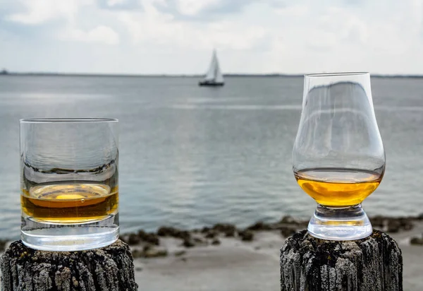 Degustação Único Whisky Malte Beira Mar Escócia Velhos Postes Madeira — Fotografia de Stock