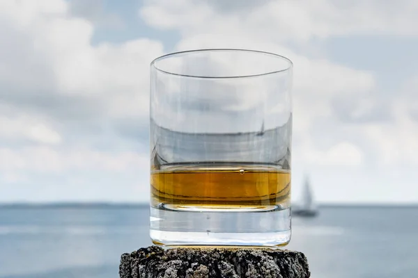 Degustação Único Whisky Malte Beira Mar Escócia Velhos Postes Madeira — Fotografia de Stock