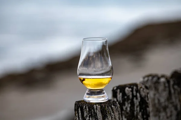 Degustacja Dram Single Malt Whisky Wybrzeżu Szkocji Stare Drewniane Słupy — Zdjęcie stockowe