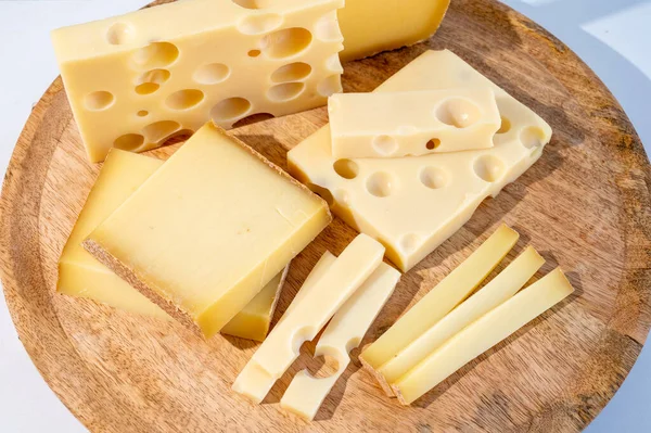 チーズコレクション ハードフランスのチーズは 牛のミルクから作られた丸い穴が付いているメンターラーを収容します — ストック写真