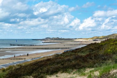 Beyaz kumlu sahilde panoramik manzara, Kuzey Denizi 'nin tepeleri ve suyu Vlissingen en Domburg, Zeeland, Hollanda