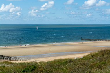 Beyaz kumlu sahilde panoramik manzara, Kuzey Denizi 'nin tepeleri ve suyu Vlissingen en Domburg, Zeeland, Hollanda