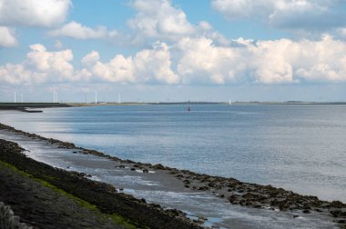 Beyaz kumlu sahildeki panoramik manzara, Kuzey Denizi 'nin Vlissingen en Domburg, Zeeland, Hollanda arasındaki kum tepeleri ve suyu