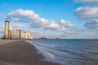 Beyaz kumlu sahildeki panoramik manzara, Kuzey Denizi 'nin Vlissingen en Domburg, Zeeland, Hollanda arasındaki kum tepeleri ve suyu