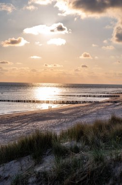 Beyaz kumlu sahildeki panoramik manzara, Kuzey Denizi 'nin Vlissingen en Domburg, Zeeland, Hollanda arasındaki kum tepeleri ve suyu