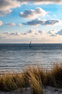 Beyaz kumlu sahildeki panoramik manzara, Kuzey Denizi 'nin Vlissingen en Domburg, Zeeland, Hollanda arasındaki kum tepeleri ve suyu