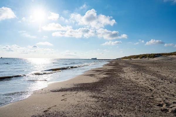Panoramatický Výhled Bílou Písečnou Pláž Duny Vodu Severního Moře Mezi — Stock fotografie