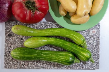 Nice, Provence, Fransa 'dan taze yeşil, uzun kabaklı canlı kabaklar.