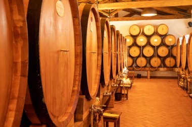 Beyaz, gül, kırmızı ve tatlı şaraplar büyük ve küçük fıçılarda İtalya 'da şarap mahzenlerinde satılıyor.