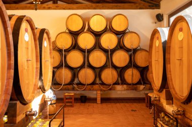 Beyaz, gül, kırmızı ve tatlı şaraplar büyük ve küçük fıçılarda İtalya 'da şarap mahzenlerinde satılıyor.