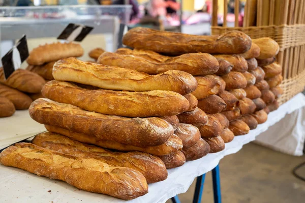 フランスパン屋さん 焼きたてのバゲットパンがたくさん販売されています — ストック写真