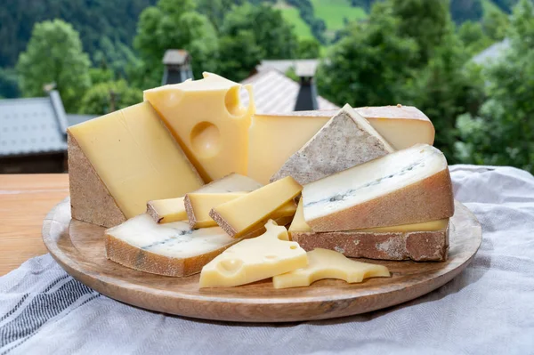 Sbírka Sýrů Dřevěná Deska Francouzskými Sýry Comte Beaufort Abondance Emmental — Stock fotografie