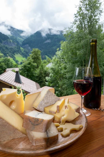 Collezione Formaggi Tagliere Legno Con Formaggi Francesi Comte Beaufort Abbondanza — Foto Stock