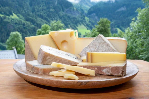 Sbírka Sýrů Dřevěná Deska Francouzskými Sýry Comte Beaufort Abondance Emmental — Stock fotografie