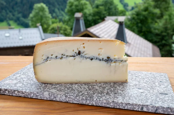 奶酪收集 法国奶酪从生牛乳停尸房和法国山村在上萨沃伊的夏天为背景 — 图库照片