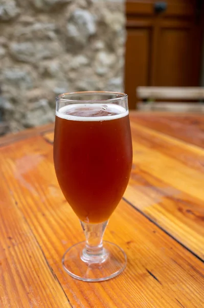 Ein Glas Craft Dunkles Honigbier Aus Der Brauerei Wird Draußen — Stockfoto
