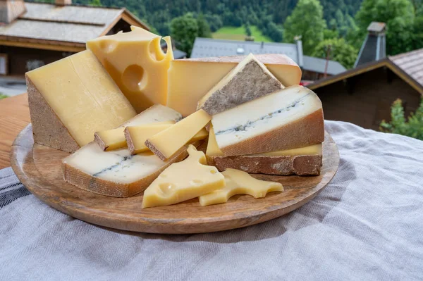 Coleção Queijos Tábua Madeira Com Queijo Francês Comte Beaufort Abondance — Fotografia de Stock