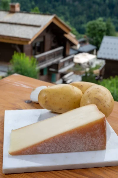 Sabores Saboya Queso Vaca Francés Para Abondance Gratin Patatas Montañas —  Fotos de Stock