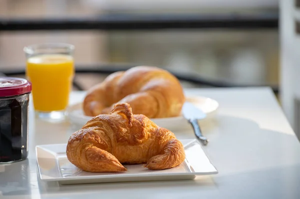 Petit Déjeuner Français Croissants Frais Pâtisseries Beurre Servis Avec Jus — Photo