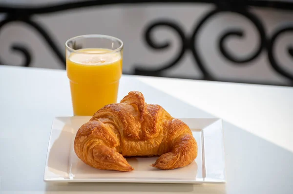 Petit Déjeuner Français Croissants Frais Pâtisseries Beurre Servis Avec Jus — Photo