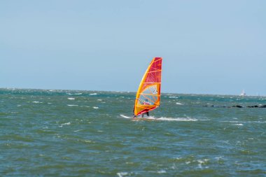 Hollanda 'da Kuzey Denizi' nin soğuk sularında aşırı su sporu